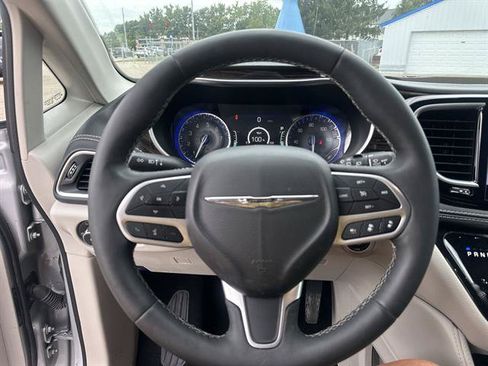Used 2024 Chrysler Pacifica Limited FWD image 11