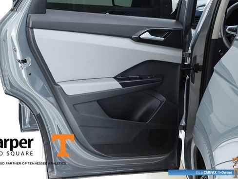 Used 2023 Volkswagen Taos SE w/ Panoramic Sunroof Package FWD image 17