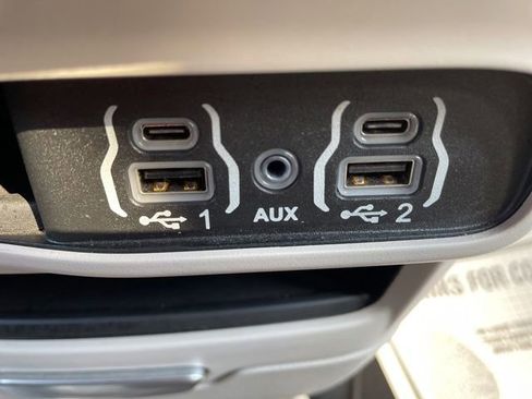 Used 2024 Chrysler Pacifica Touring-L image 23