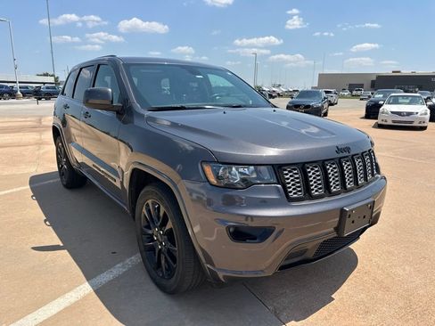Used 2018 Jeep Grand Cherokee Altitude RWD image 4