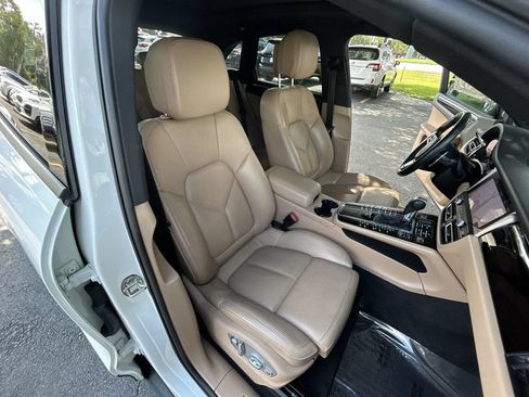 Used 2020 Porsche Macan AWD/4WD image 22