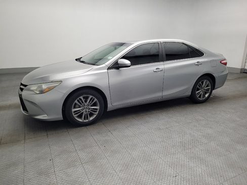 Used 2016 Toyota Camry SE image 2