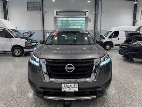 Used 2025 Nissan Pathfinder Platinum AWD/4WD image 2