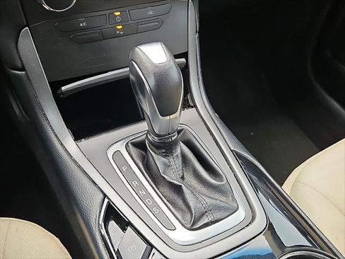 Used 2015 Ford Edge SE image 4