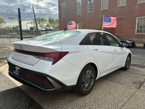 Used 2024 Hyundai Elantra SEL FWD image 8