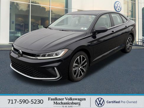 Certified 2025 Volkswagen Jetta SE image 1