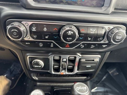 Used 2020 Jeep Wrangler Unlimited Sahara image 19