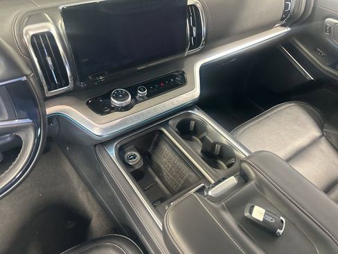 Used 2025 Ford Expedition Max Platinum AWD/4WD image 4