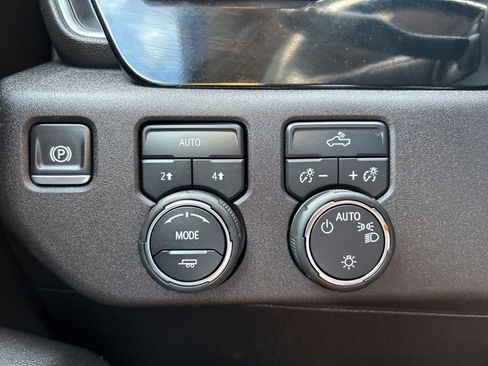 Used 2025 Chevrolet Silverado 1500 LT AWD/4WD image 30