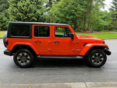 Used 2018 Jeep Wrangler Unlimited Sahara AWD/4WD image 11