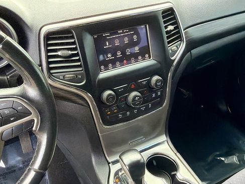 Used 2020 Jeep Grand Cherokee Laredo image 23