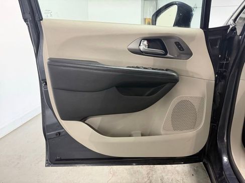 Used 2019 Chrysler Pacifica Limited w/ Tire & Wheel Group image 10