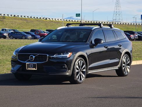 Used 2022 Volvo V60 T5 Cross Country w/ Advanced Package image 7