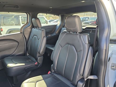 Used 2022 Chrysler Pacifica Touring-L w/ S Appearance Package image 15