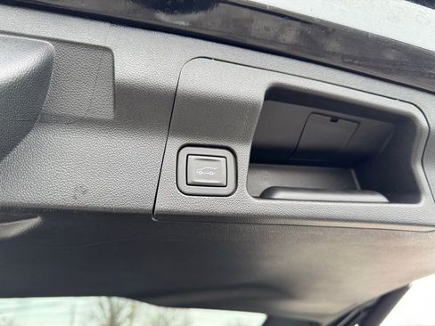 Used 2023 GMC Acadia SLE w/ Driver Convenience Package image 7