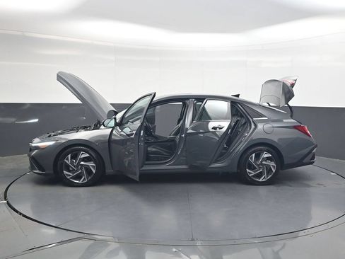 Used 2025 Hyundai Elantra Limited FWD image 40