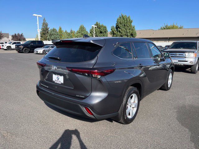 Used 2025 Toyota Highlander LE AWD/4WD image 3