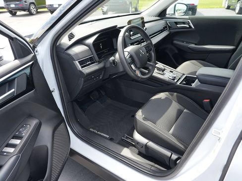 Used 2023 Mitsubishi Outlander ES AWD/4WD image 12
