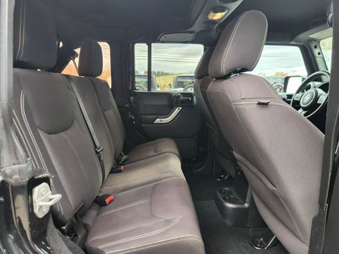 Used 2015 Jeep Wrangler Unlimited Sahara w/ Connectivity Group AWD/4WD image 40