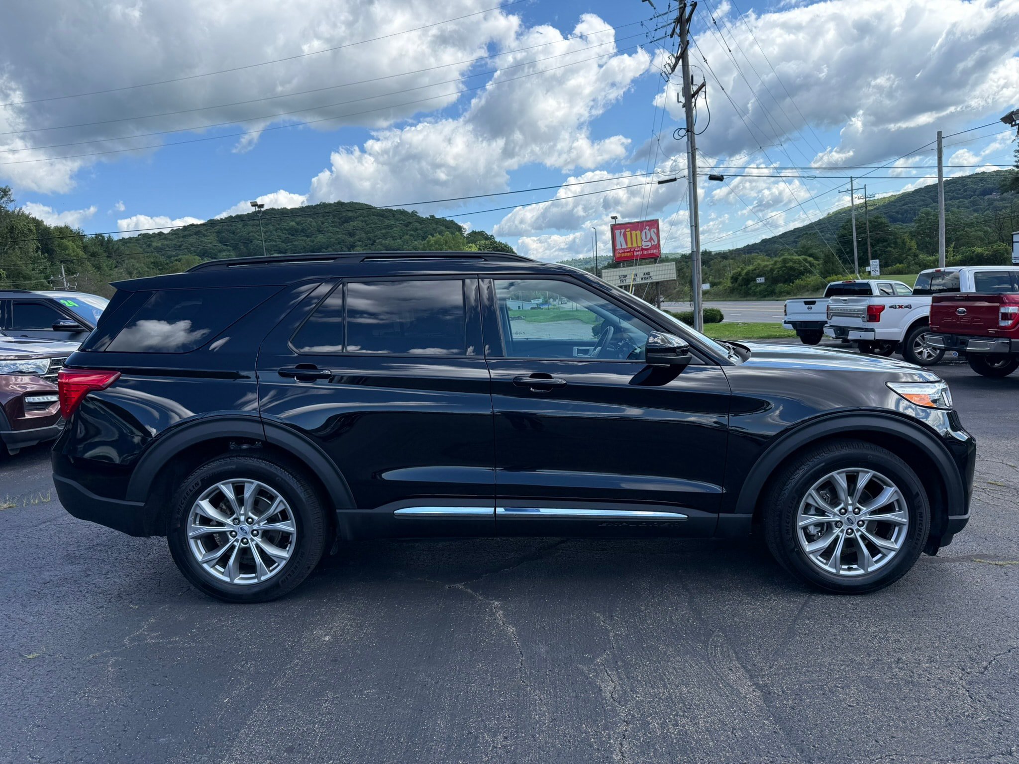 Used 2023 Ford Explorer XLT w/ Equipment Group 202A AWD/4WD image 4