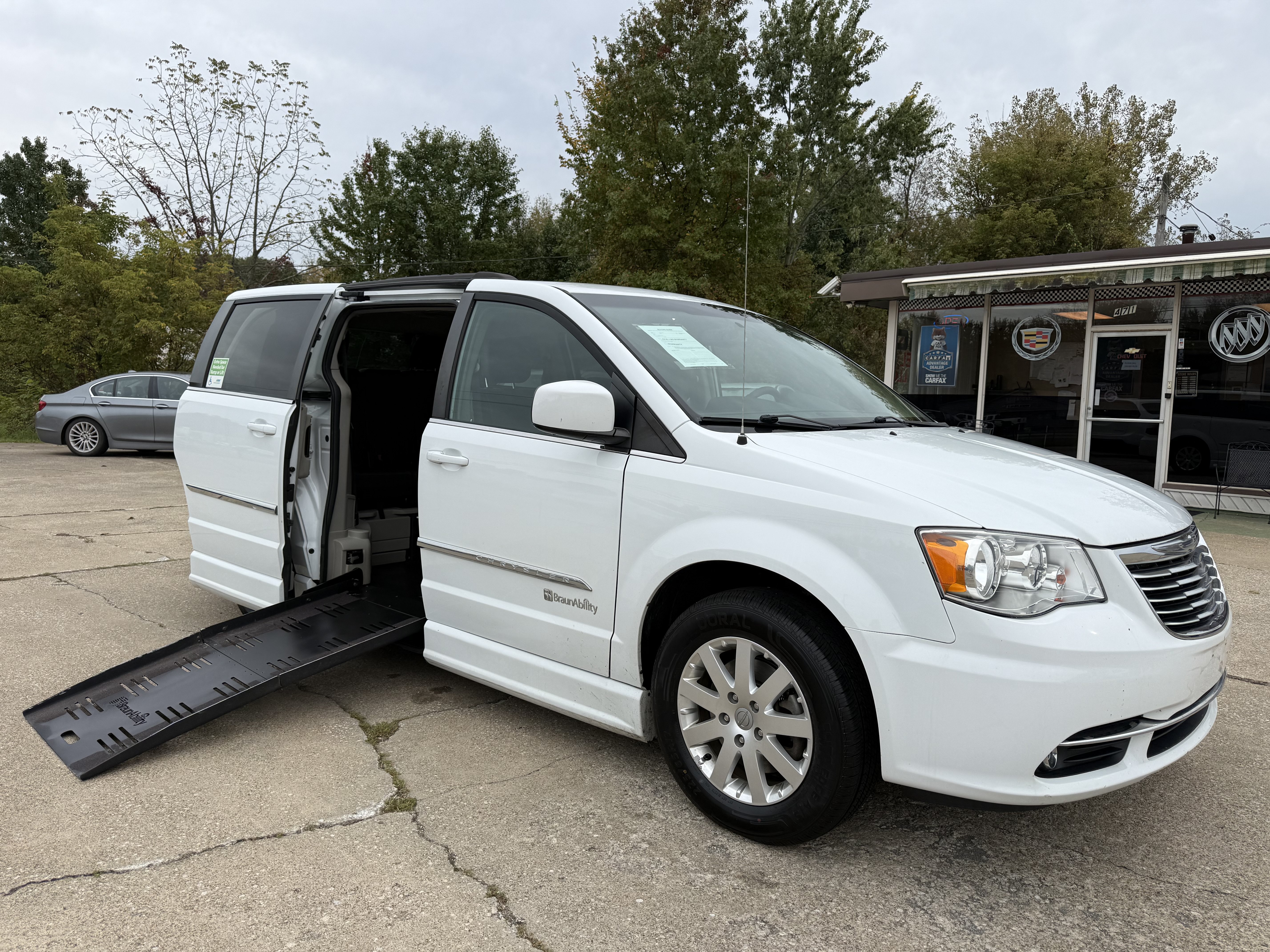 Used 2016 Chrysler Town & Country Touring FWD image 1