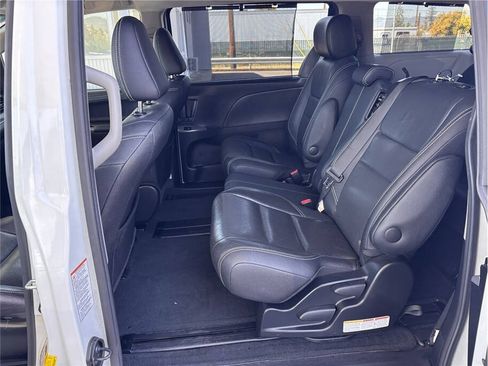 Used 2017 Toyota Sienna SE w/ SE Preferred Package FWD image 12
