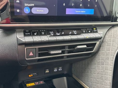 Used 2025 Toyota Camry XLE image 11