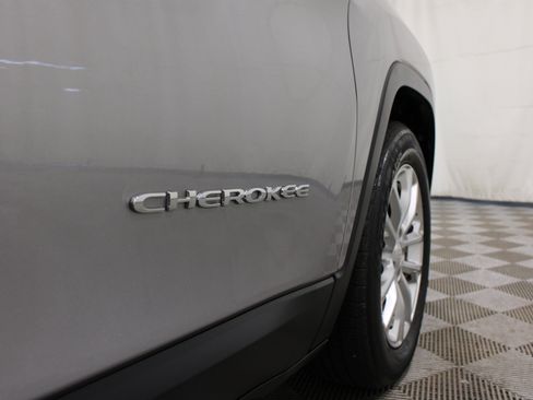 Used 2019 Jeep Cherokee Latitude w/ Popular Appearance Group FWD image 26