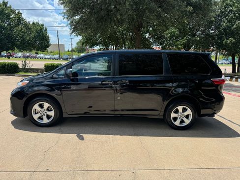 Used 2020 Toyota Sienna L image 2