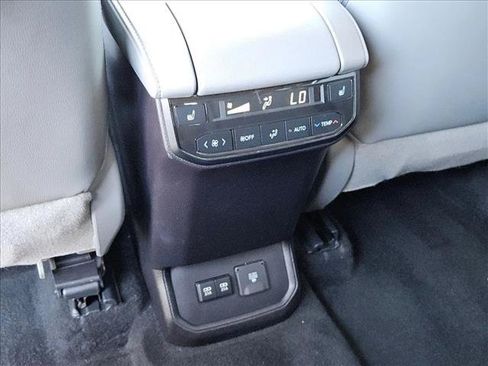 Used 2021 Toyota Highlander Platinum FWD image 25