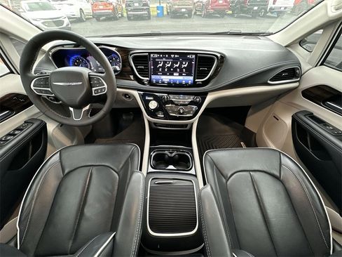 Used 2024 Chrysler Pacifica Limited w/ Uconnect Theater Family Group image 21
