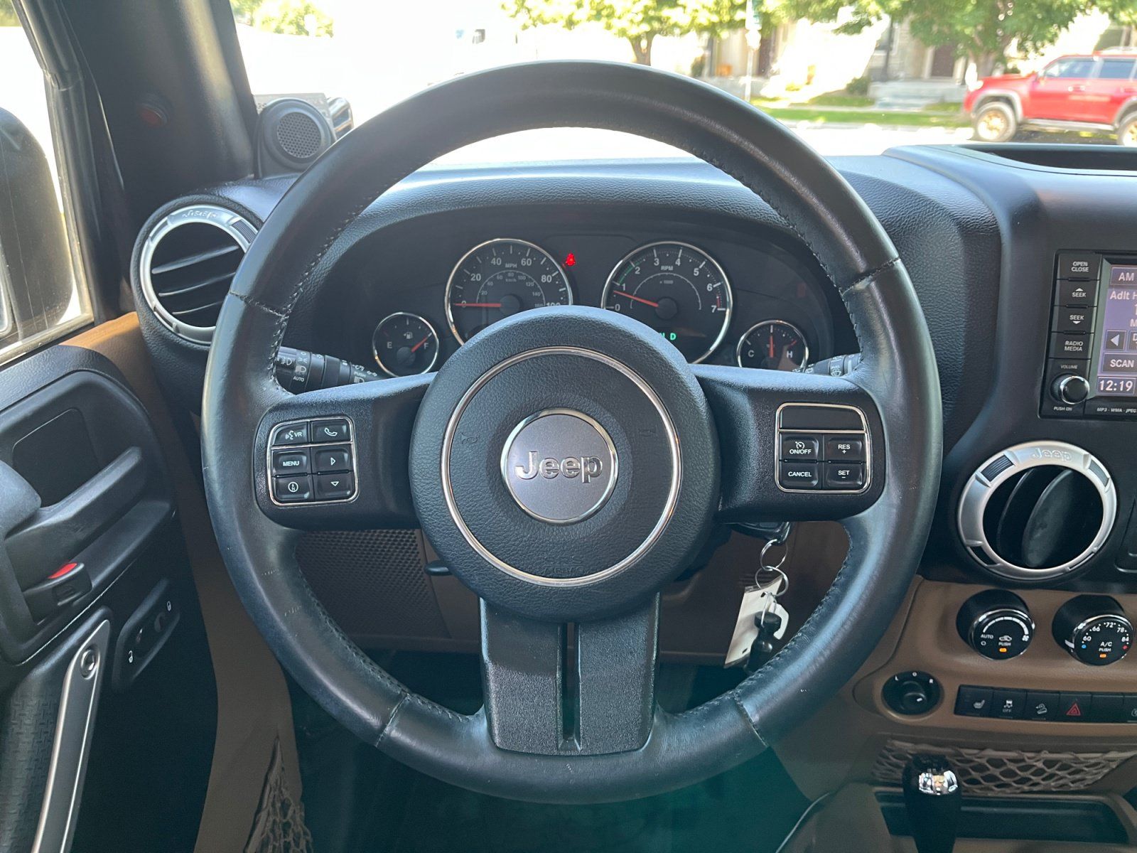 Used 2013 Jeep Wrangler Unlimited Rubicon w/ Connectivity Group AWD/4WD image 9