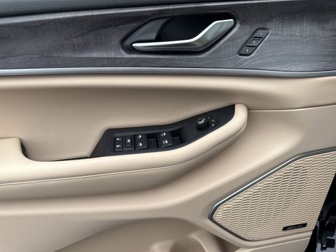 Used 2022 Jeep Grand Cherokee Limited 4xe image 22