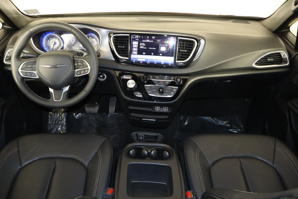 Used 2025 Chrysler Pacifica Select FWD image 13