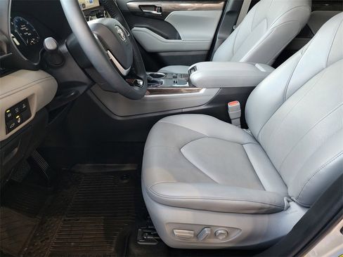Used 2023 Toyota Highlander Limited image 26