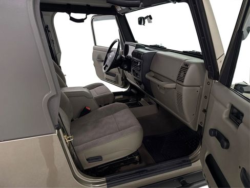 Used 2005 Jeep Wrangler Unlimited Rubicon image 20