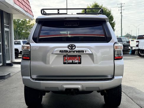 Used 2022 Toyota 4Runner SR5 Premium AWD/4WD image 4