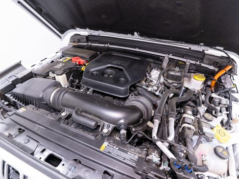 Used 2025 Jeep Wrangler Sahara w/ Safety Group image 36