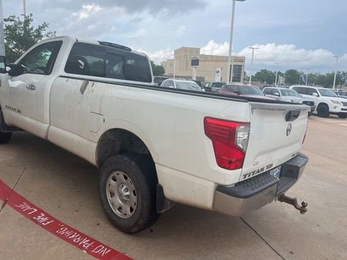 Used 2017 Nissan Titan SV image 6