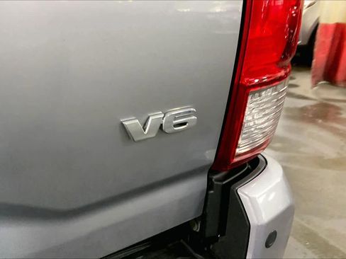 Certified 2017 Toyota Tacoma TRD Off-Road w/ Premium & Technology Package AWD/4WD image 10