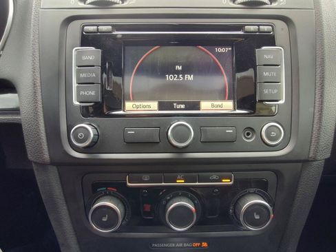 Used 2012 Volkswagen Golf 2-Door FWD image 23