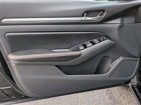 Used 2025 Nissan Altima 2.5 SR image 9