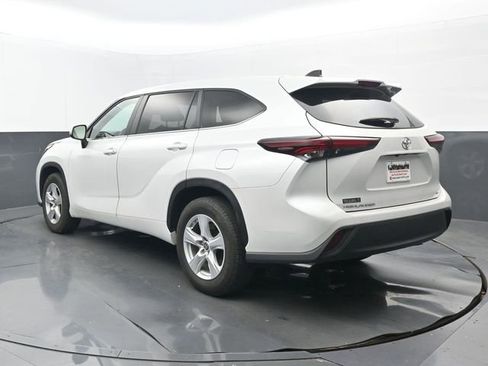 Used 2024 Toyota Highlander LE image 3