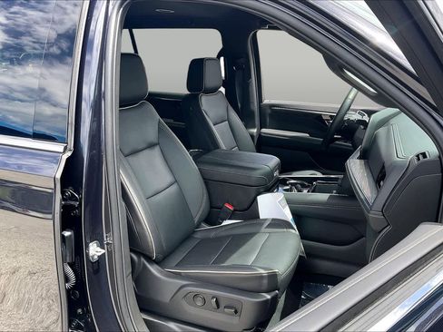 Used 2025 Chevrolet Suburban Premier RWD image 8