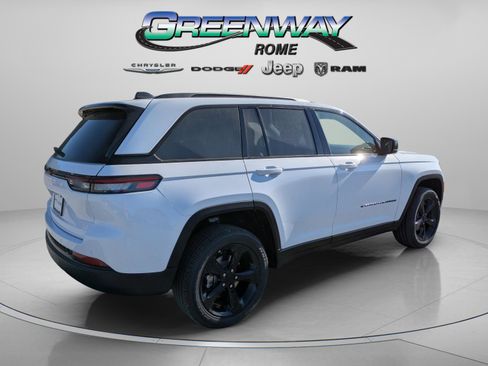 New 2025 Jeep Grand Cherokee Laredo image 7