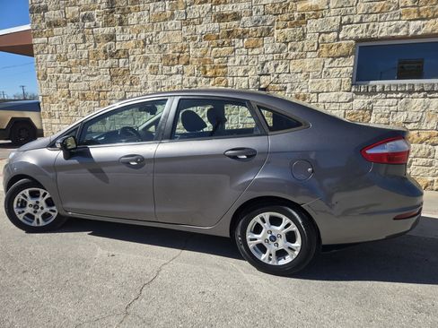 Used 2014 Ford Fiesta SE image 3