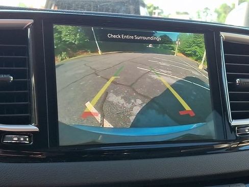 Used 2023 Chrysler Pacifica Touring-L FWD image 18