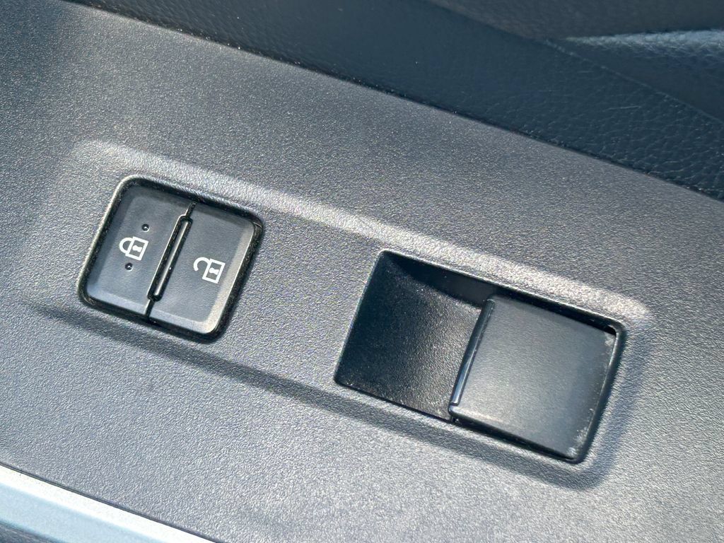 Used 2021 Toyota RAV4 XLE AWD/4WD image 34
