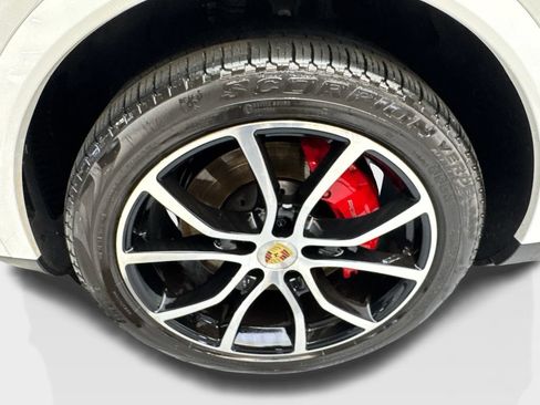Used 2022 Porsche Cayenne w/ Premium Package AWD/4WD image 77