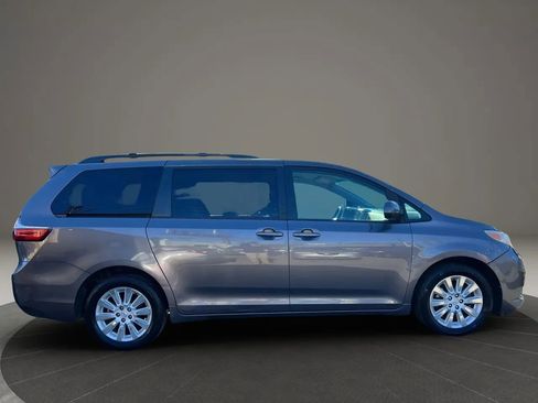 Used 2015 Toyota Sienna LE image 4